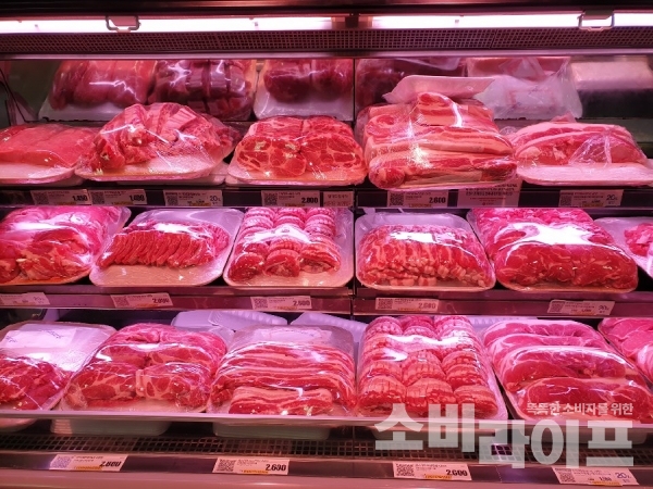 (사진:  아프리카 돼지열병으로 국내 돼지고기 가격이 폭등 조짐을 보이고 있다/ 서울시내 한 마트 돼지고기 코너)