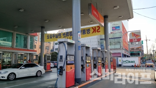 (사진:  유류세 인하 폭이 줄어들면서 내일부터 휘발유 가격이 대폭 인상된다/서울 시내 한 주유소)