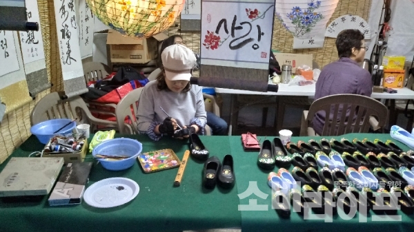(사진:  고무신에 꽃문양을 넣고 있는 행사참여자/서울시 노원구)