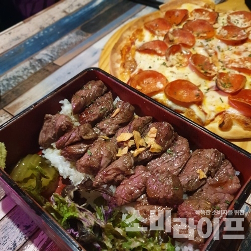 가장 인기 있는 '스테이크 덮밥'(8,000원)