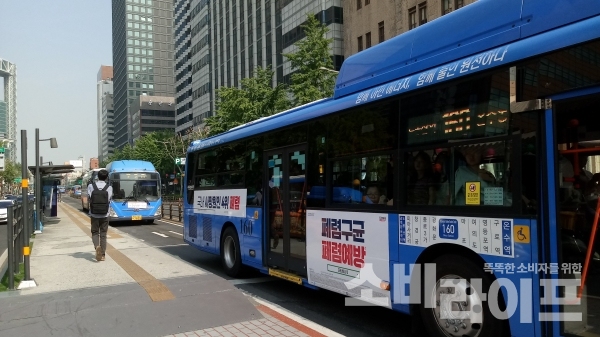 (사진:  전국 버스노조가 15일 예정된 버스파억을 철회, 유보했다/서울시내 버스 정류장)