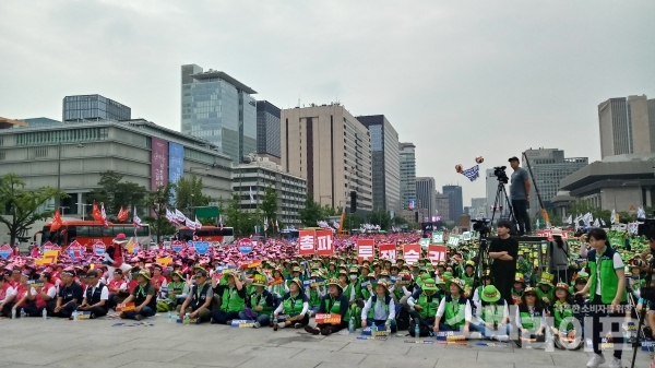 (사진:  '전국학교비정규직연대회' 노동자 총파업이 3일 오후 1시 서울 광화문광장에서 열렸다)