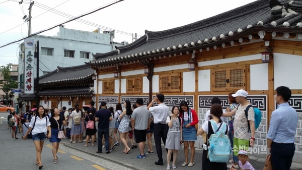 (사진:  복날 서울 종로구 한 삼계탕전문집에서 차례를 기다리는 외국인들)