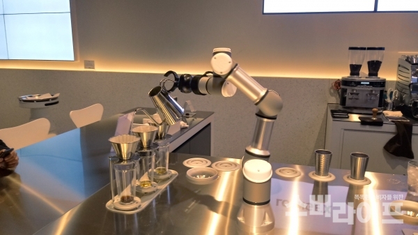 (사진:  서울 시내 한 카페에서 소비자가 주문한 커피를 로봇이 내리고 있다/서울시 강남구)