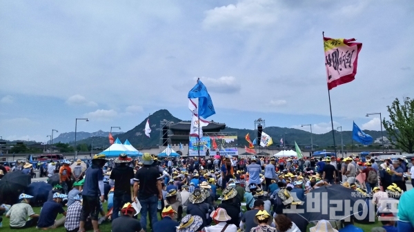 (사진:  19일 오후 2시 전국에서 농민들이 대회장인 서울 광화문광장에 속속 도착하고 있다)