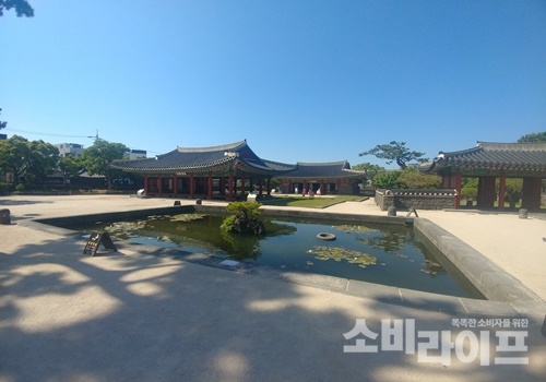 목관아 내에 있는 성내 연못. 화재 예방 및 관아 내 식수 공급을 위하여 조선시대 당시 만들었다고 한다.