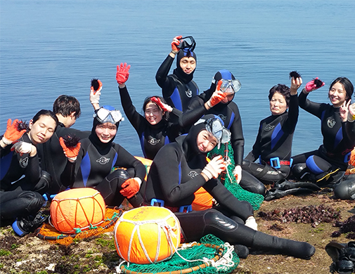 (사진:  제주 하도리 어촌체험휴양마을에서 해녀체험을 하고 있는 참가자들/하도리 어촌체험휴양마을 제공)