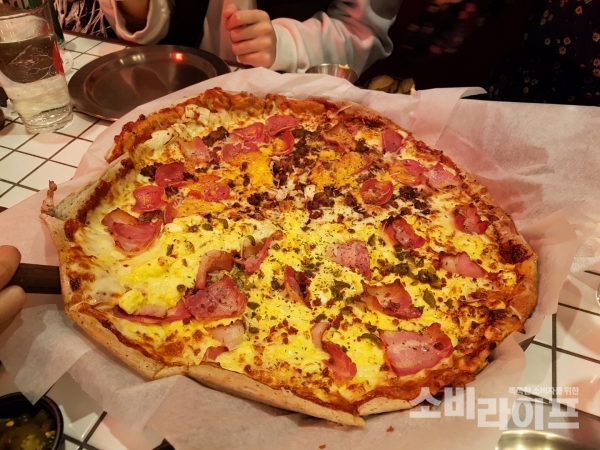 에그마요 피자와 미트 살라미 반반 피자