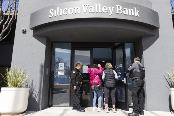 미국 캘리포니아주 샌타클래라 실리콘밸리은행(SVB) 본점에서  보안요원들이 예금주들을 입장시키는 장면 - AP·뉴시스