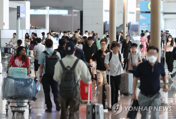 휴가철 사람으로 붐비는 공항 사진:연합뉴스