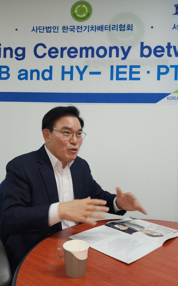 한국전기차배터리협회 장흥순이사장은 전기차배터리 재활용과 엔지니어 양성, 전기차운전자교육 전담기관으로서 한국의 글로벌전기차 경쟁력 강화를 선도하겠다고 강조했다.